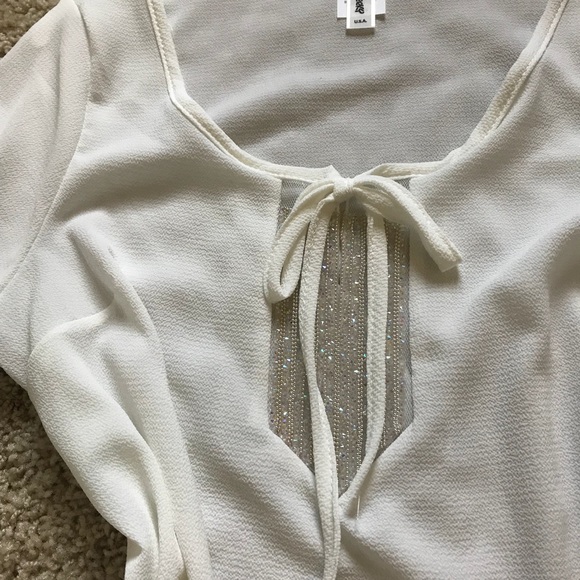 ⚠️only 1 left⚠️bell-sleeve sparkle off white top - Picture 6 of 8
